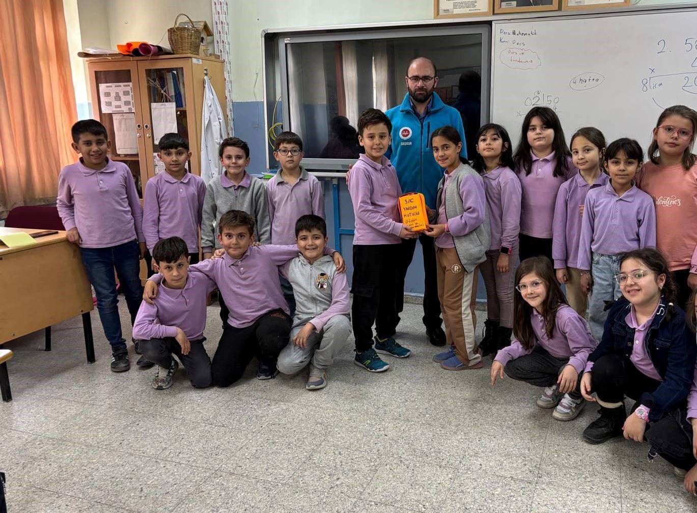 Emet’te minik yüreklerden Filistin’e destek