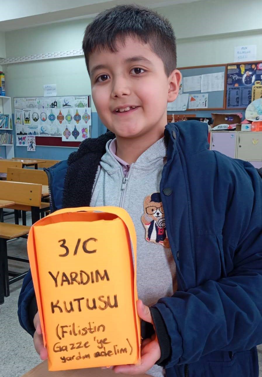 Emet&rsquo;te minik y&uuml;reklerden Filistin&rsquo;e destek
