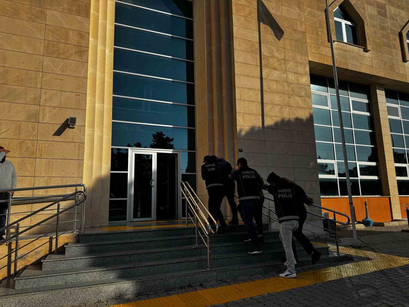 Ünlü tatil merkezi Çeşme’de zehir tacirlerine geçit yok: 5 tutuklama