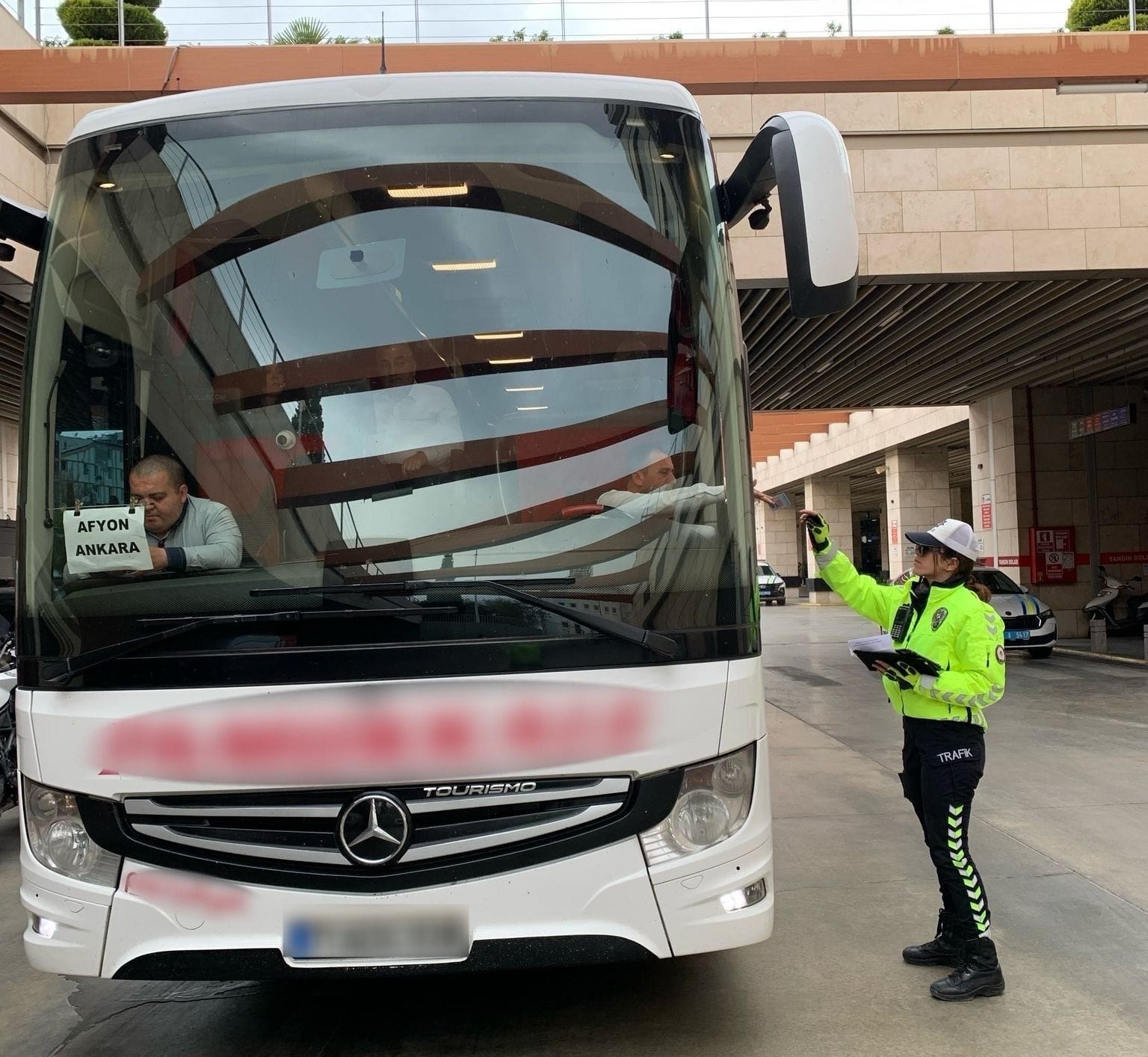 Polisten yolculara emniyet kemeri uyarısı