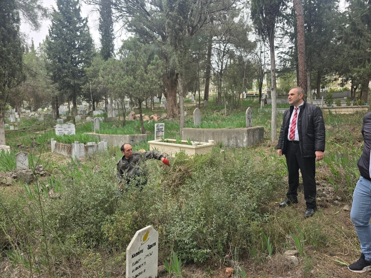 Bayırköy Belediyesi bayram öncesi mezarlık temizliği çalışmalarını hızlandırdı