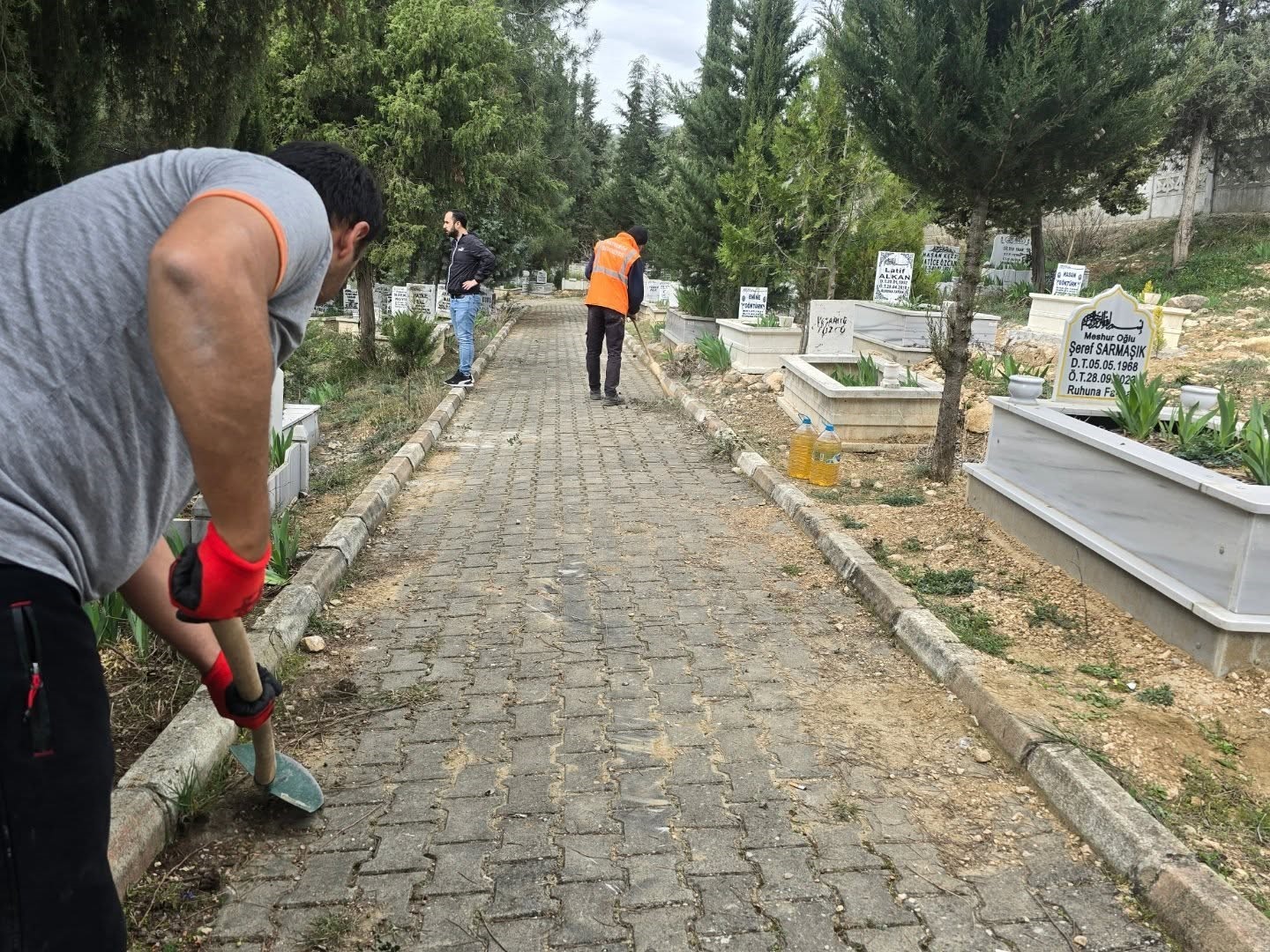 Bayırk&ouml;y Belediyesi bayram &ouml;ncesi mezarlık temizliği &ccedil;alışmalarını hızlandırdı
