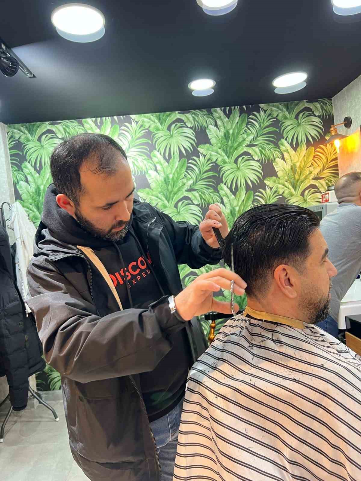 Ramazan Bayramı&rsquo;nın yaklaşmasıyla kuaf&ouml;rlerin işi yoğunlaştı
