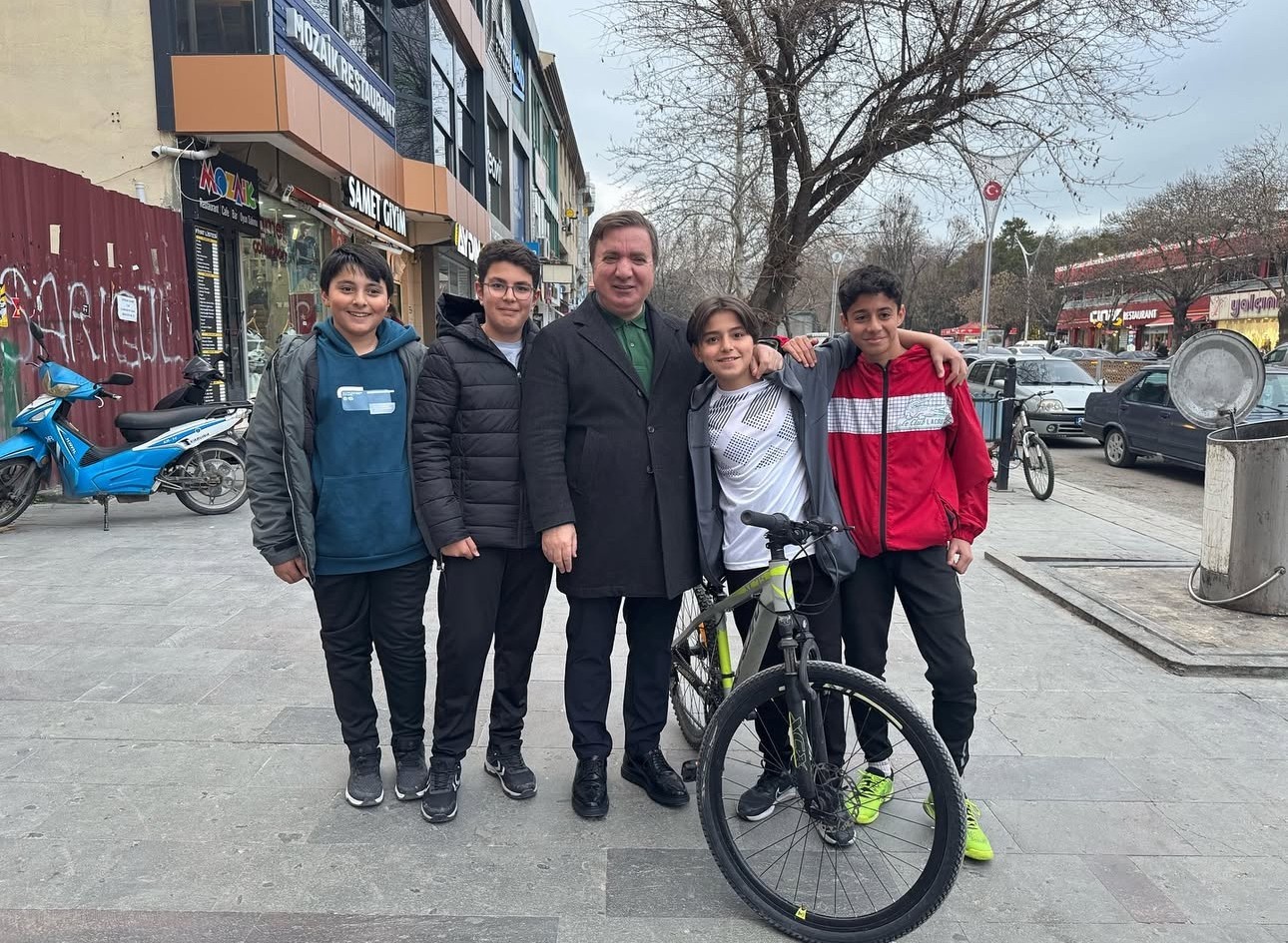 İftara 5 kala validen çocuklara iftar jesti