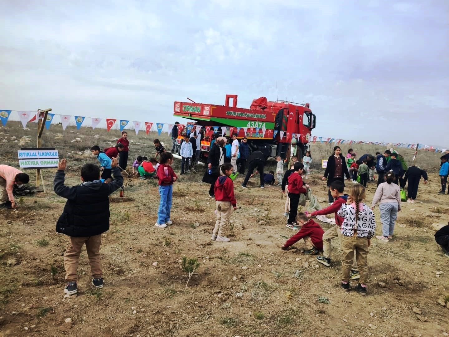 Altıntaş&rsquo;ta "Okul Hatıra Ormanı" etkinliği
