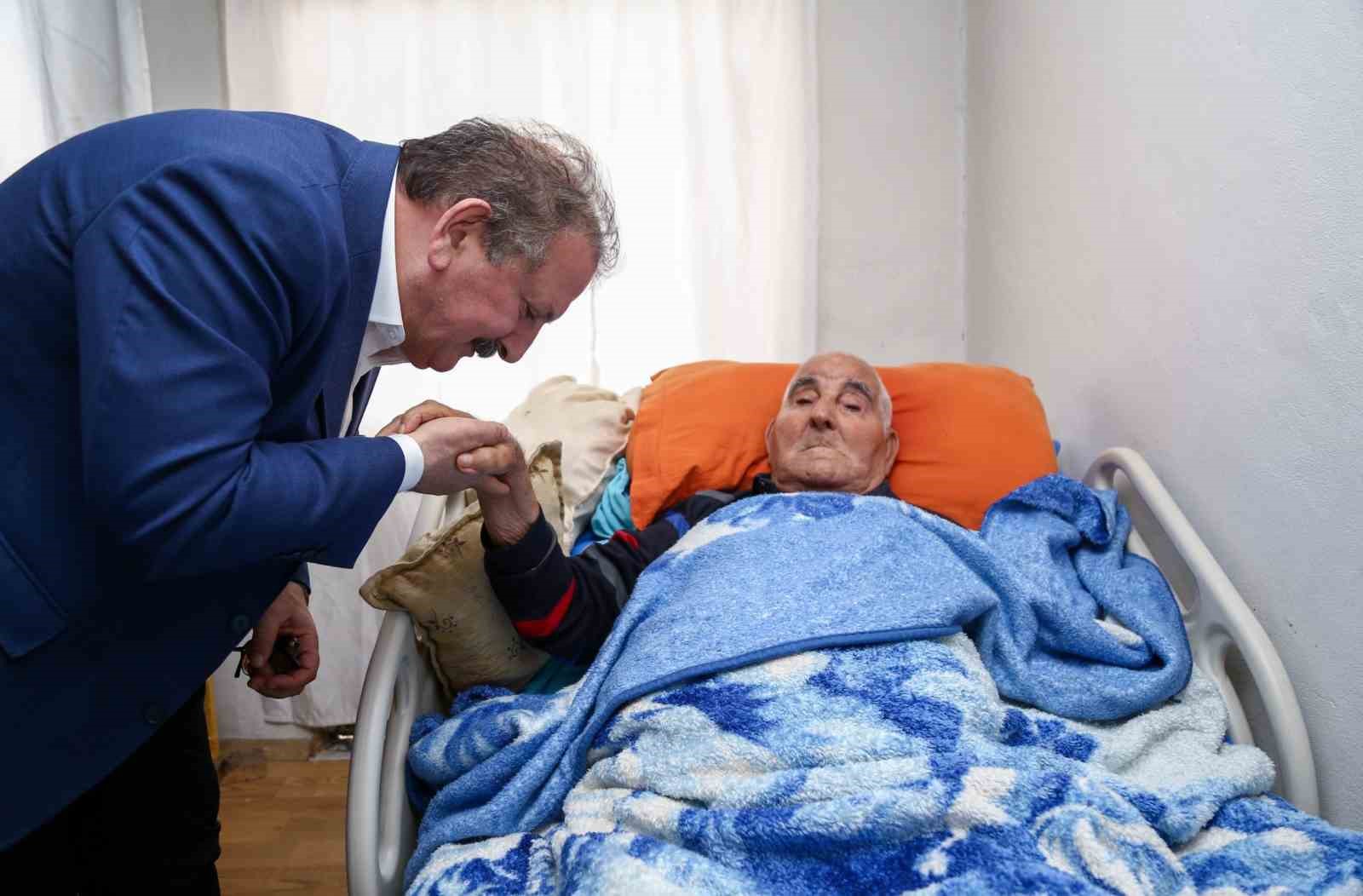 İl Sağlık M&uuml;d&uuml;r&uuml;nden yaşlı &ccedil;ifte anlamlı ziyaret
