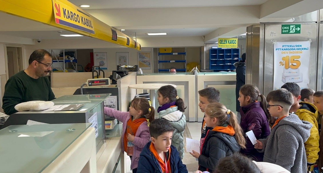 İlkokul &ouml;ğrencileri bayram coşkusunu kartlara d&ouml;kt&uuml;
