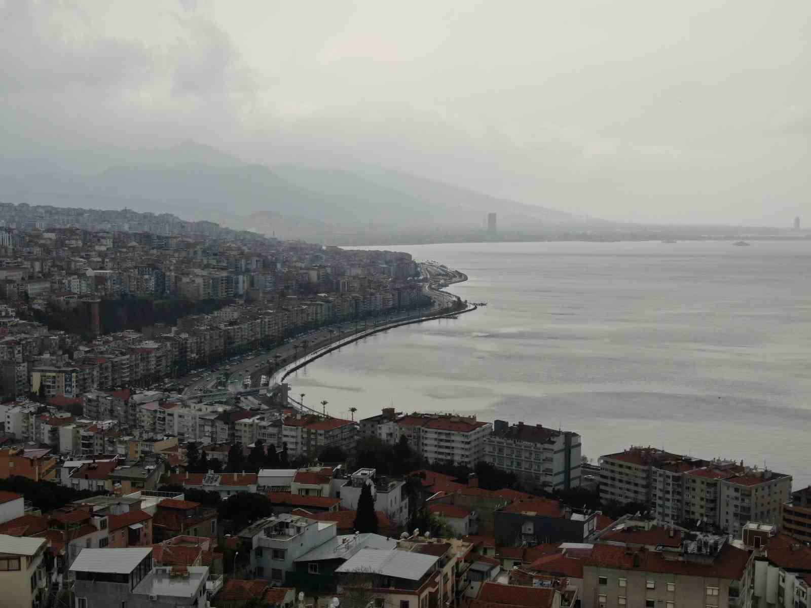 İzmir&rsquo;e sis değil &ccedil;&ouml;l tozu bulutu &ccedil;&ouml;kt&uuml;: Hava griye b&uuml;r&uuml;nd&uuml;
