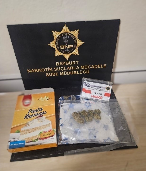 Kargoyla gönderilen uyuşturucu madde pasta kreması kutusunun içinde bulundu