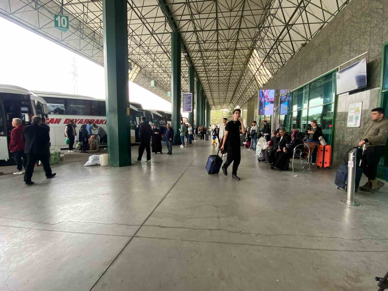 Otogarda bayram tatili hareketliliği
