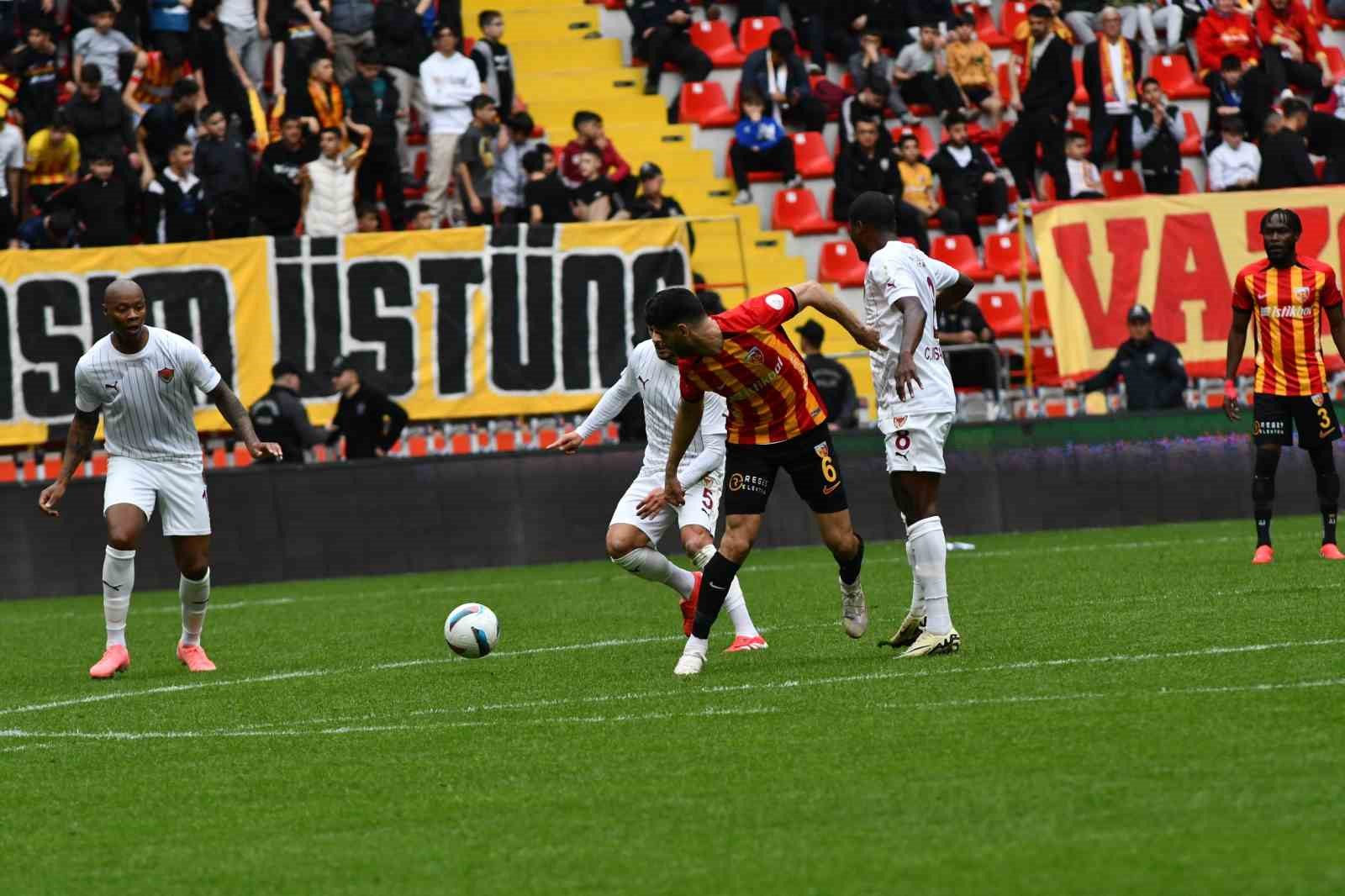 Trendyol Süper Lig: Kayserispor: 2 - Atakaş Hatayspor: 0 (İlk yarı)
