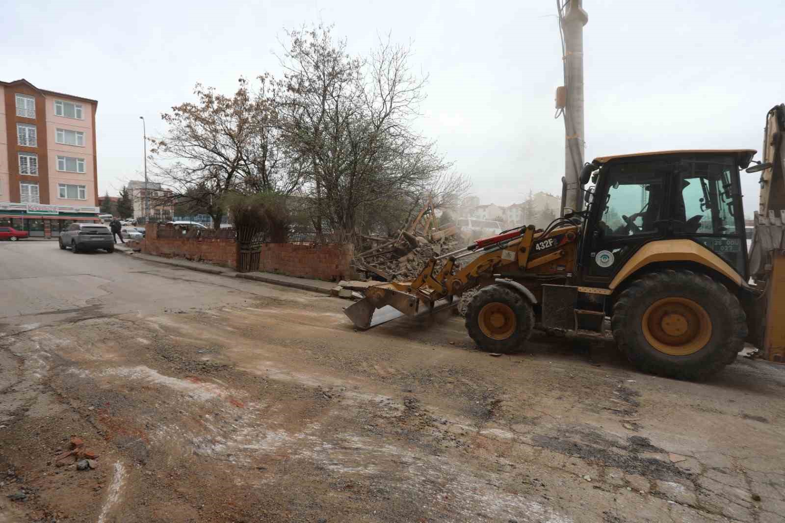 Odunpazarı Belediyesi tehlike arz eden metruk binayı yıktı
