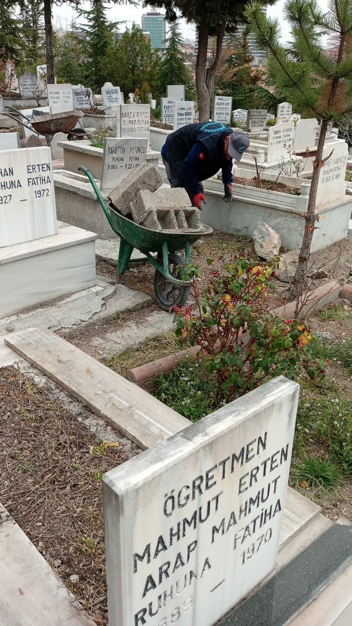 Çorum’da mezarlıklar bayrama hazır