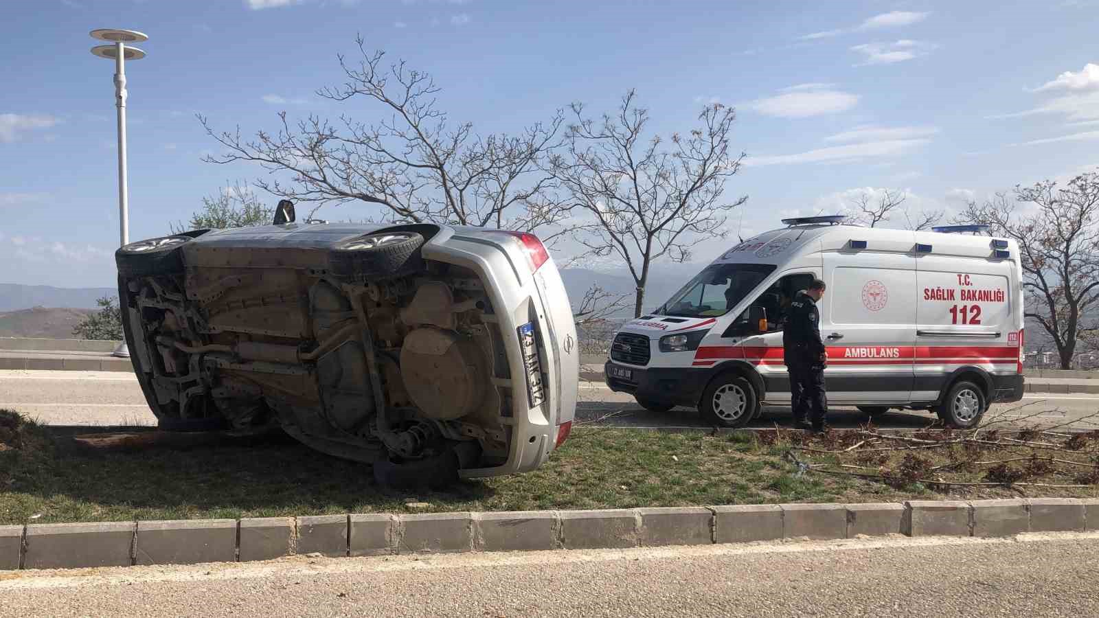 Ağacın sayesinde takla atmaktan kurtulan otomobil yan yattı: 1 yaralı
