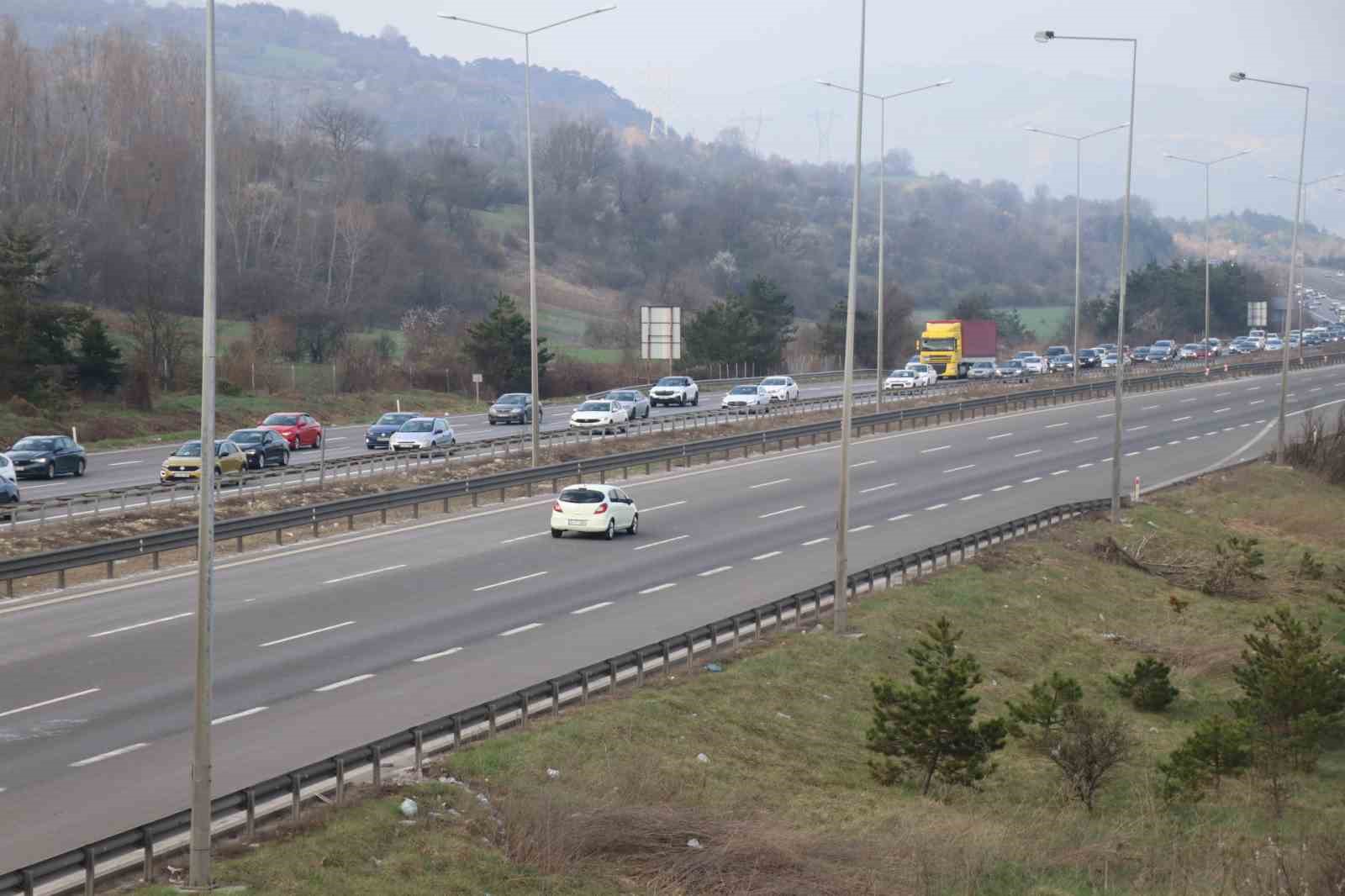 Bolu geçişinde bayram trafiği sürüyor