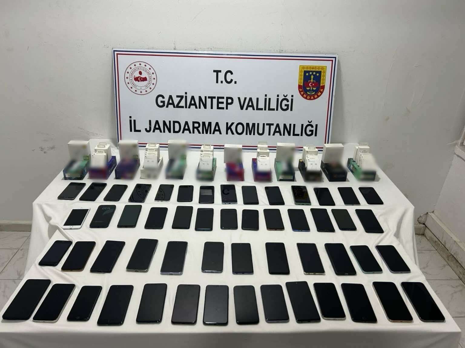 Gaziantep’te 2,7 milyon TL değerinde kaçak telefon ele geçirildi: 2 gözaltı