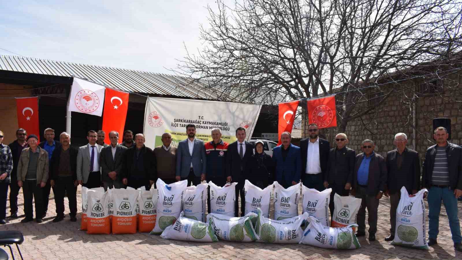 Şarkikaraağaç’ta üreticilere nohut ve yağlık ayçiçeği tohumu dağıtıldı