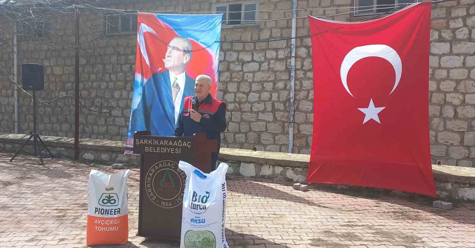 Şarkikaraağa&ccedil;&rsquo;ta &uuml;reticilere nohut ve yağlık ay&ccedil;i&ccedil;eği tohumu dağıtıldı
