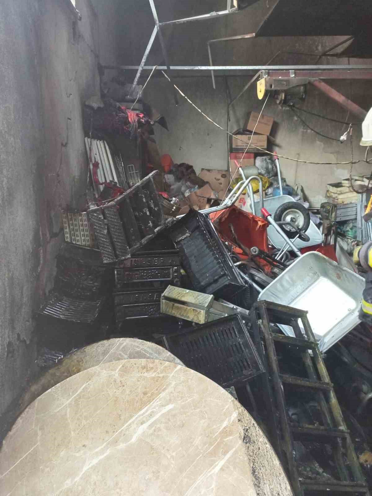 Hırdavat d&uuml;kkanında &ccedil;ıkan yangın itfaiye ekiplerince s&ouml;nd&uuml;r&uuml;ld&uuml;
