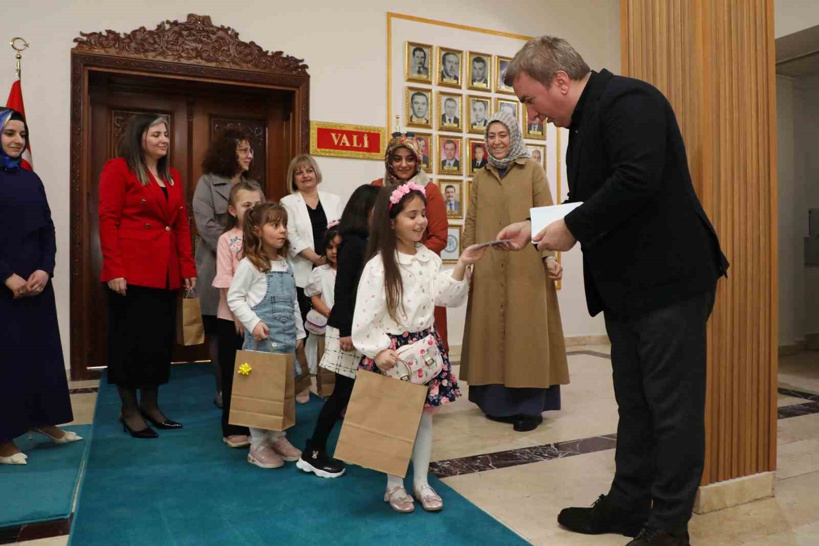 Miniklerden valiye bayram kutlaması