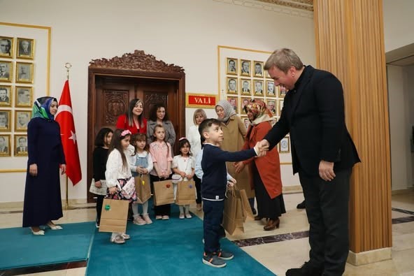 Miniklerden valiye bayram kutlaması
