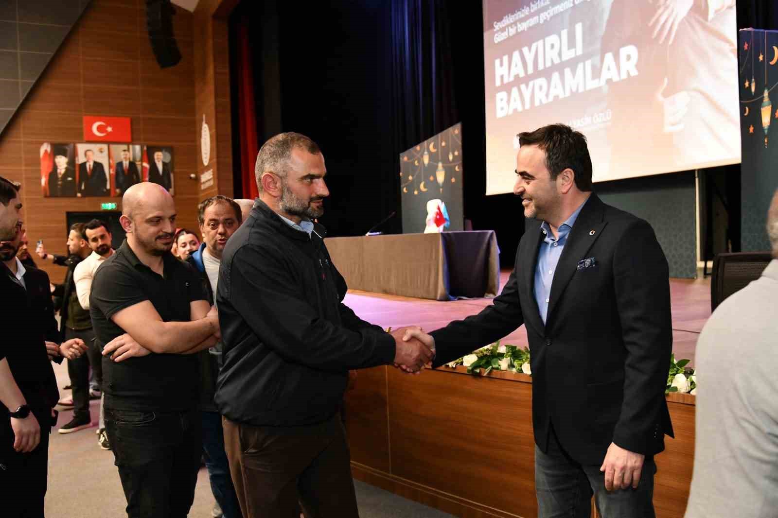 Başkan Özlü mesai arkadaşlarıyla bayramlaştı