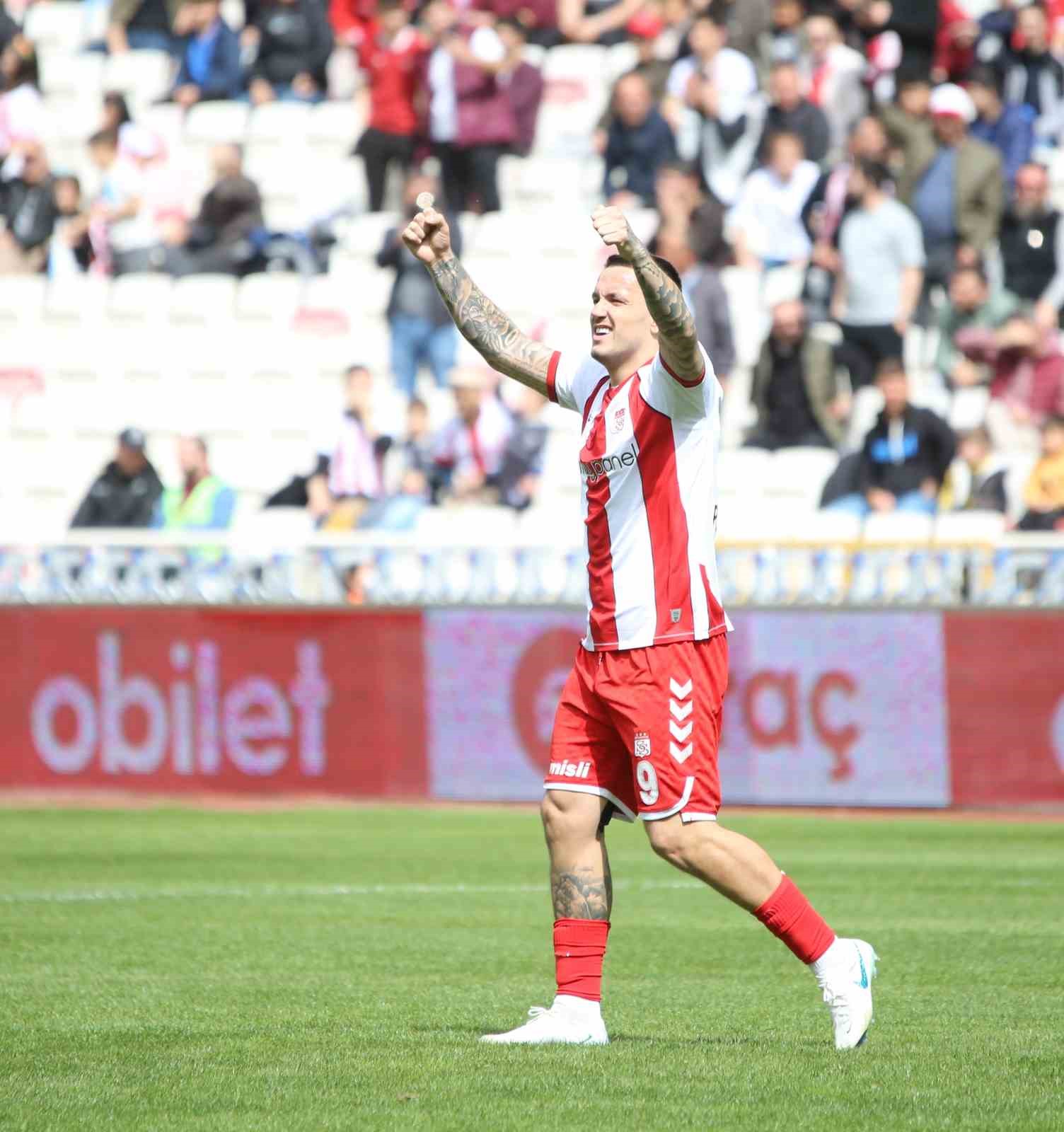 Trendyol Süper Lig: Sivasspor: 2 - Adana Demirspor: 1 (İlk yarı)
