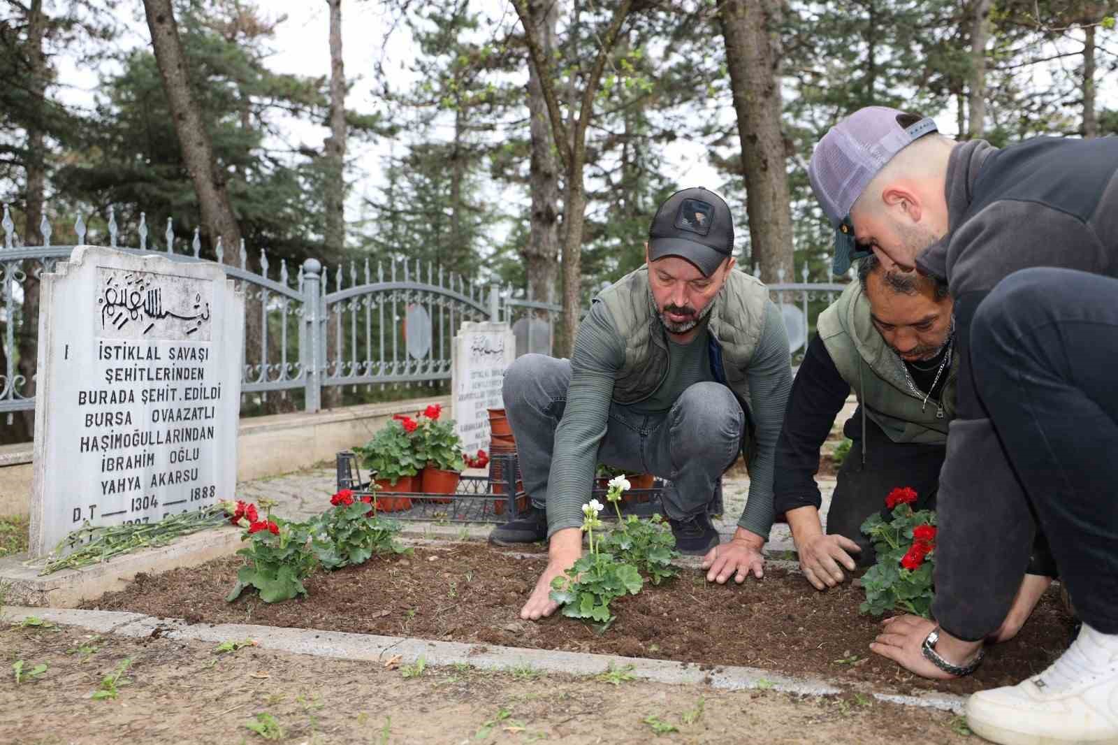 Şehitlikler ve mezarlıklar bayramda çiçek açtı
