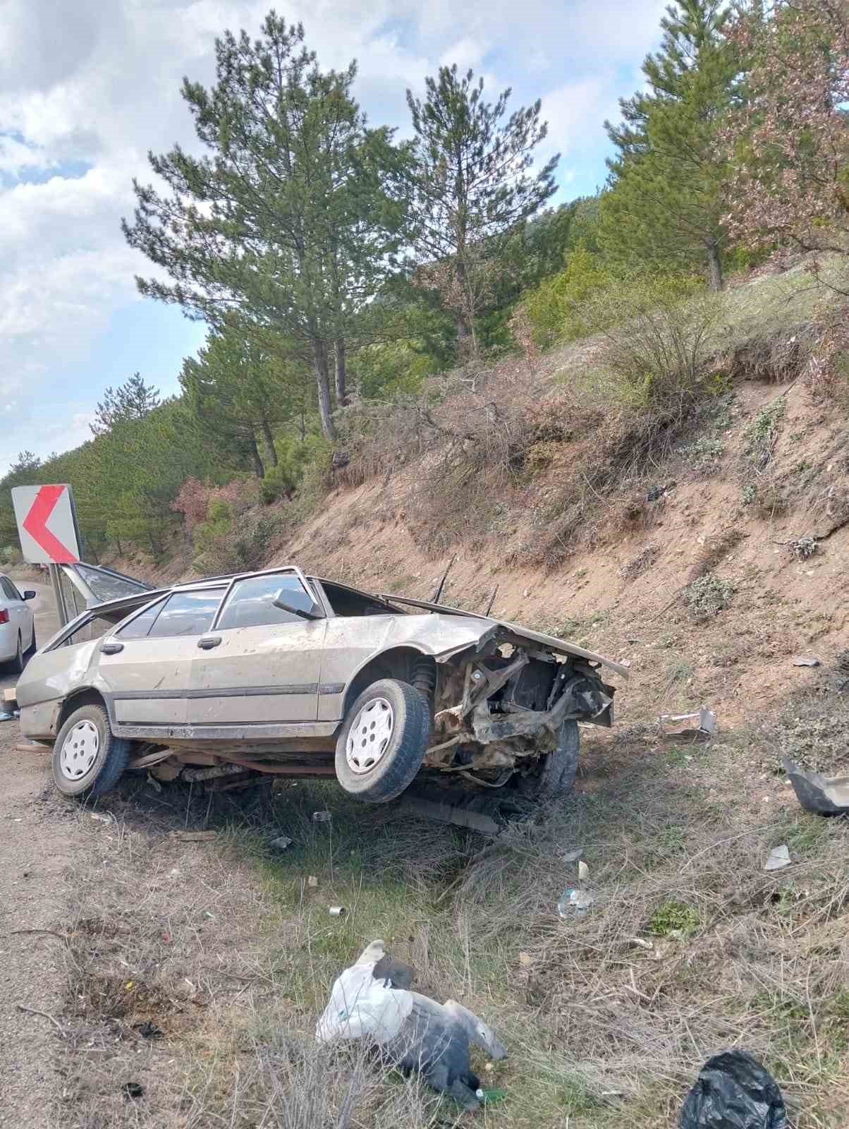 Şarampole uçan otomobil hurdaya döndü: 1 yaralı
