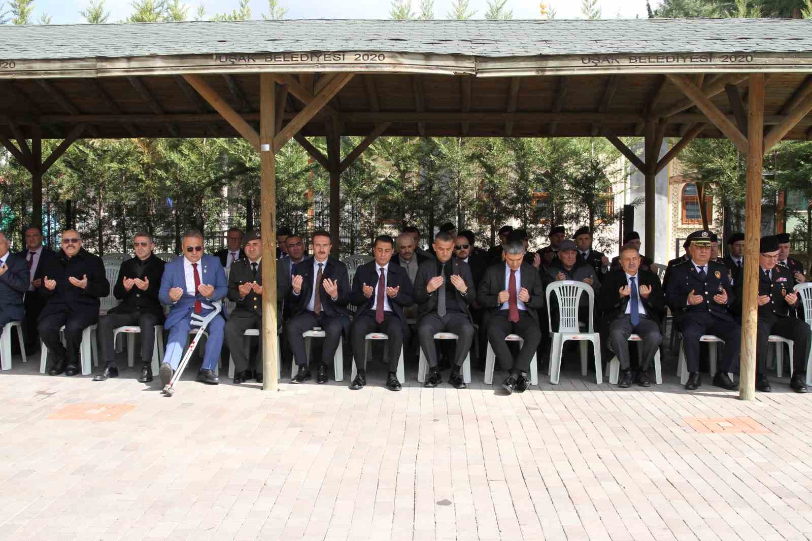 Uşak’ta bayram arifesinde şehitler unutulmadı