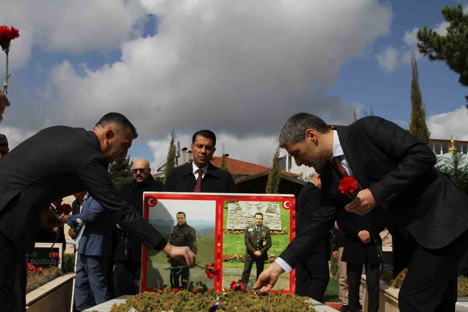 Uşak&rsquo;ta bayram arifesinde şehitler unutulmadı
