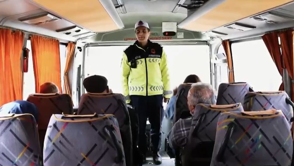 Jandarma yolcu gibi bindiği otob&uuml;s&uuml; denetledi
