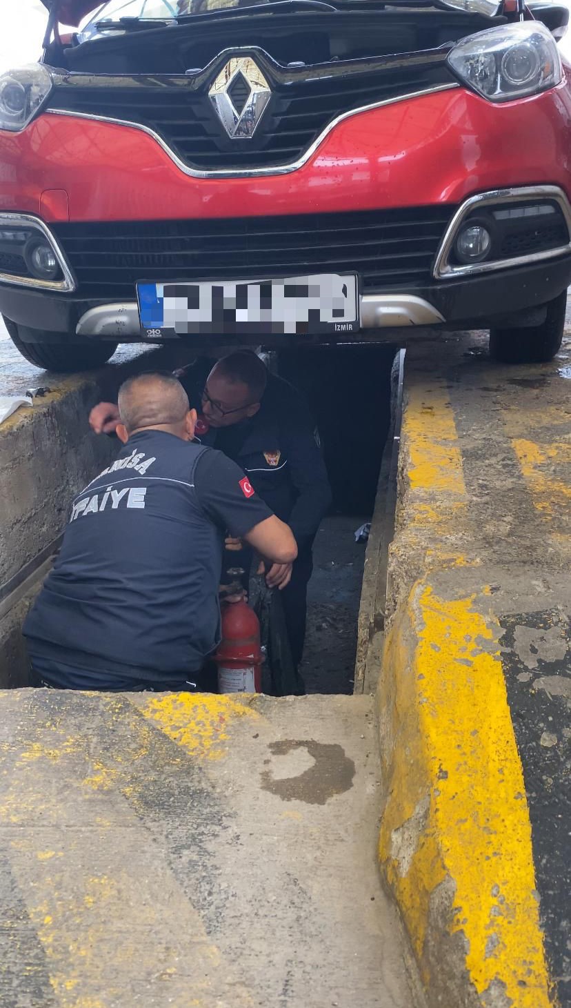 Manisa&rsquo;da aracın kaputundan bir metrelik engerek yılanı &ccedil;ıktı
