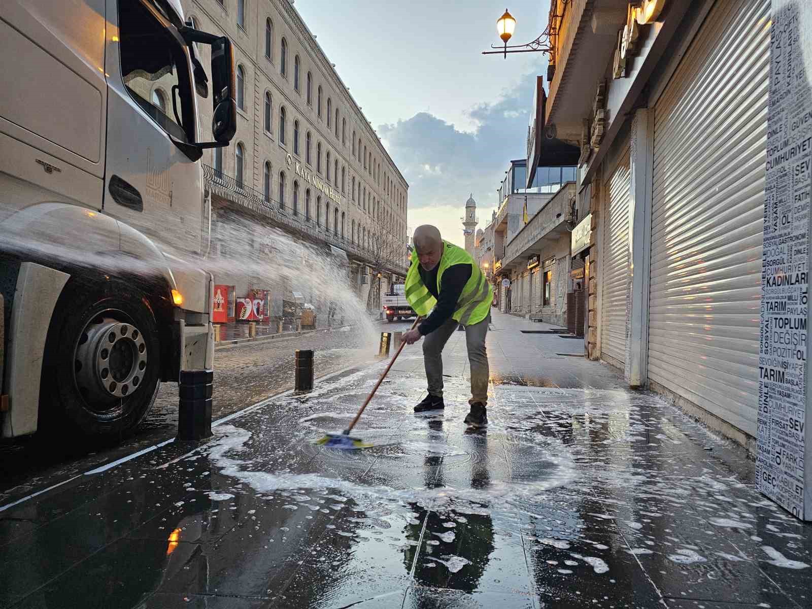 Mardin Büyükşehir Belediyesi bayram öncesi caddeleri köpük ve tazyikli su ile yıkadı