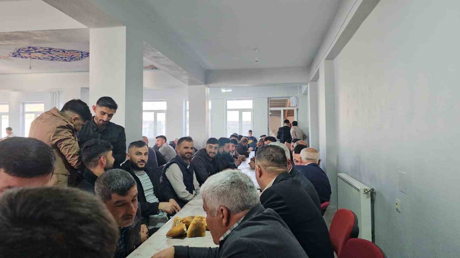 Aydınlar beldesinde yüzlerce kişi bayram yemeğinde buluştu