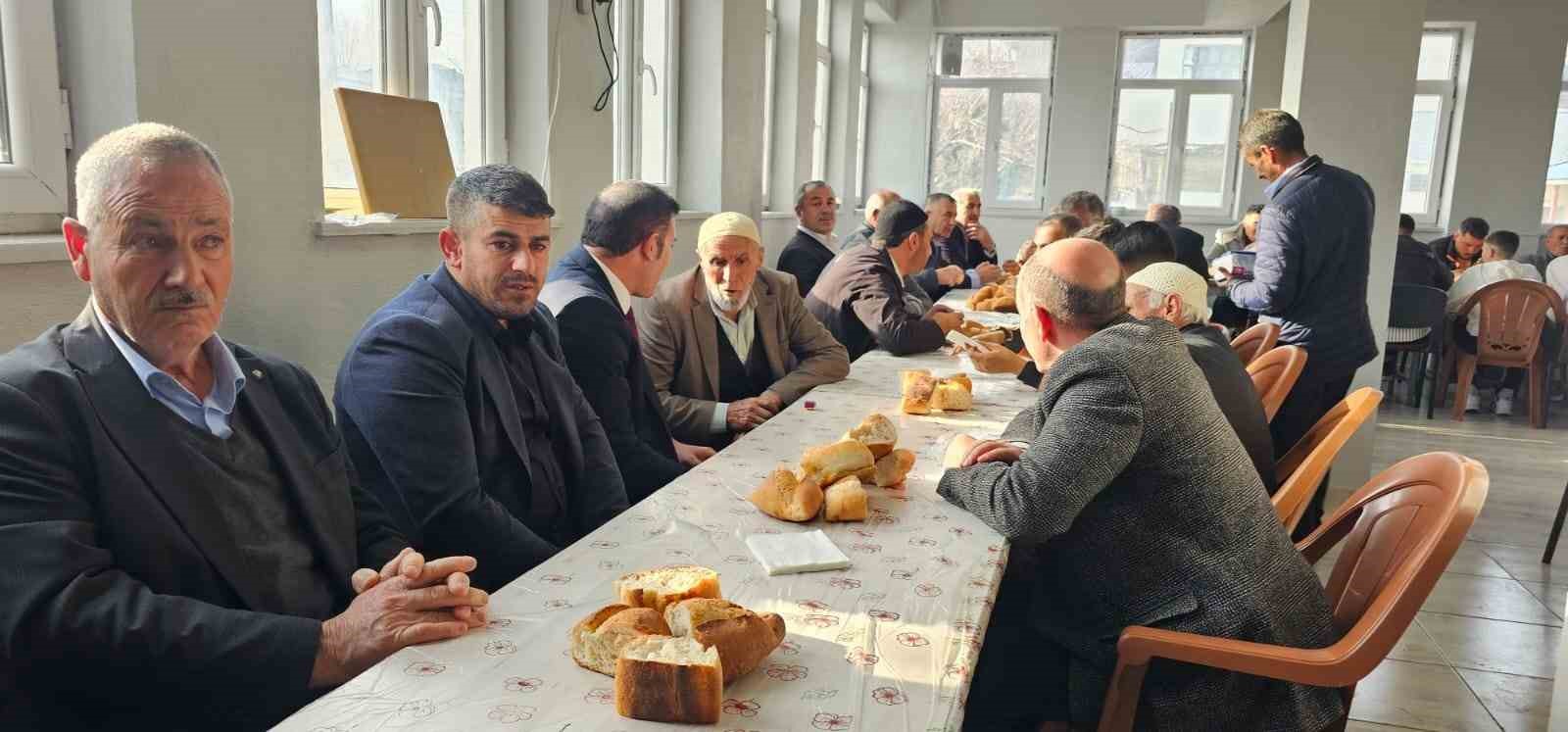 Aydınlar beldesinde y&uuml;zlerce kişi bayram yemeğinde buluştu
