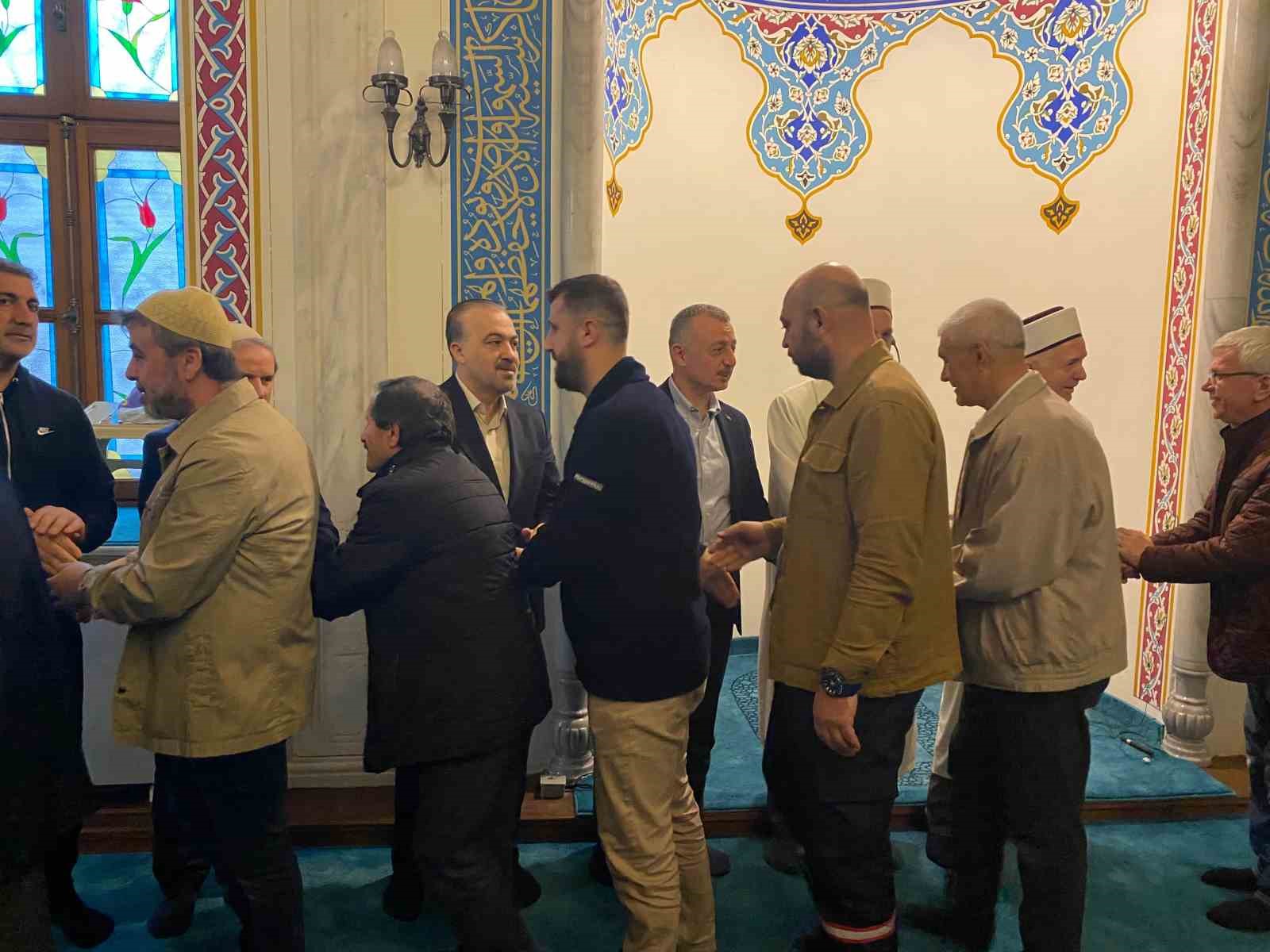 Kocaeli’de vatandaşlar bayram namazı için camiye akın etti
