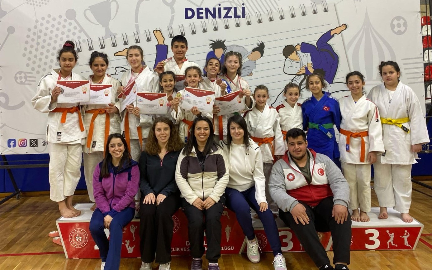 Salihlili judocular, Denizli’de madalyaları topladı