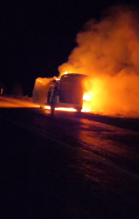 Gümüşhane’de seyir halindeki araç alev topuna döndü
