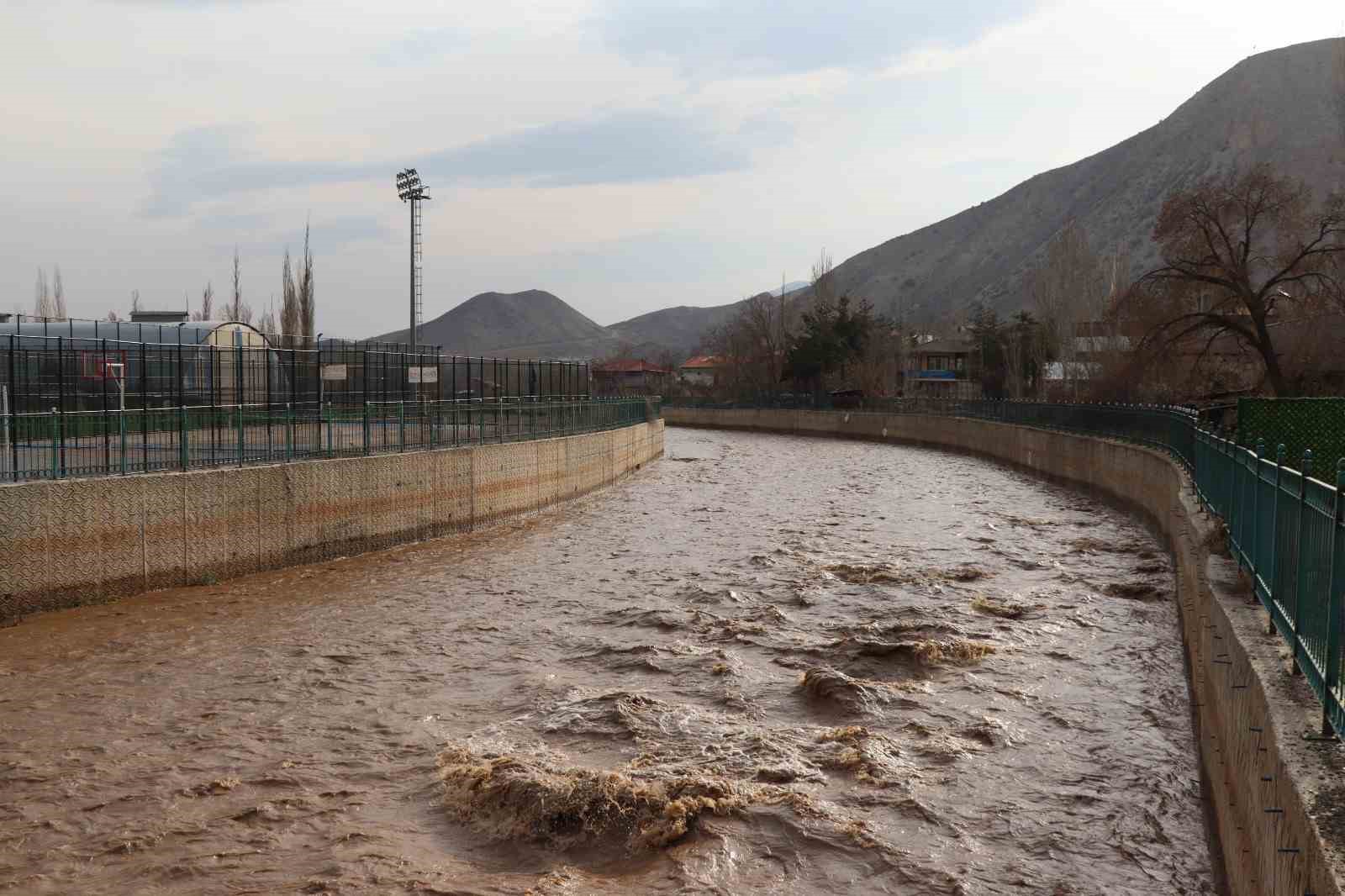 Oltu Çayı yine coşmaya başladı