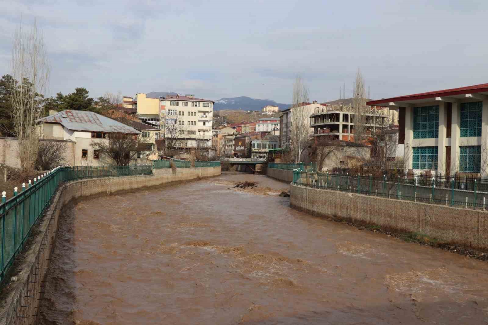 Oltu &Ccedil;ayı yine coşmaya başladı
