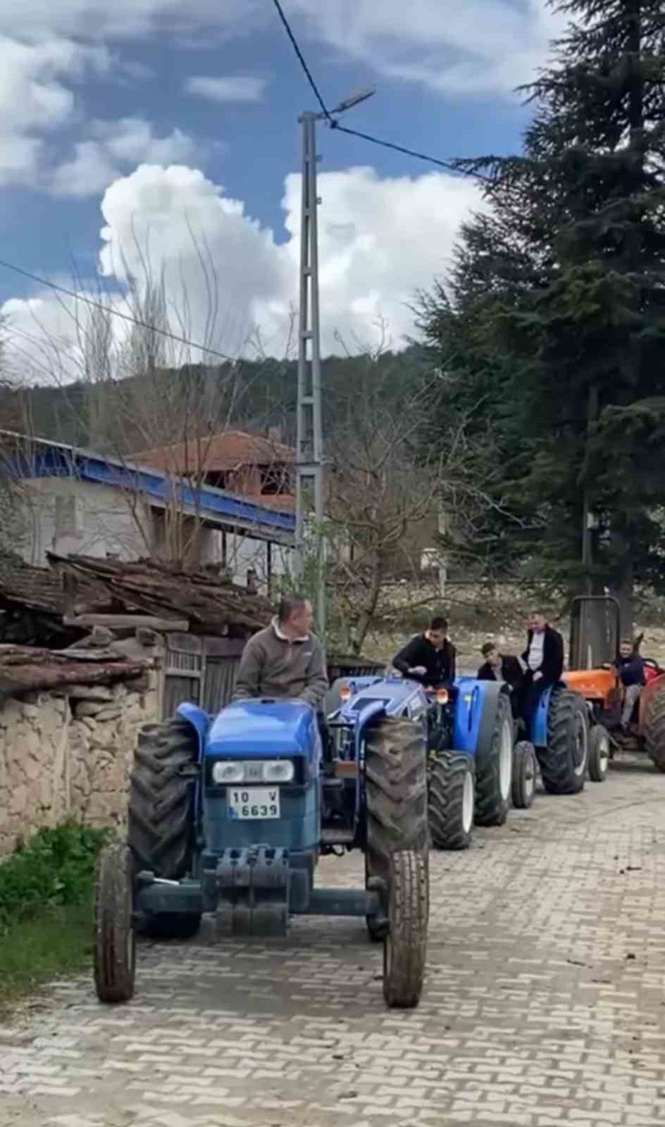 Bursa&rsquo;nın Issızdere köyünde komşu köye traktörlü bayram konvoyu