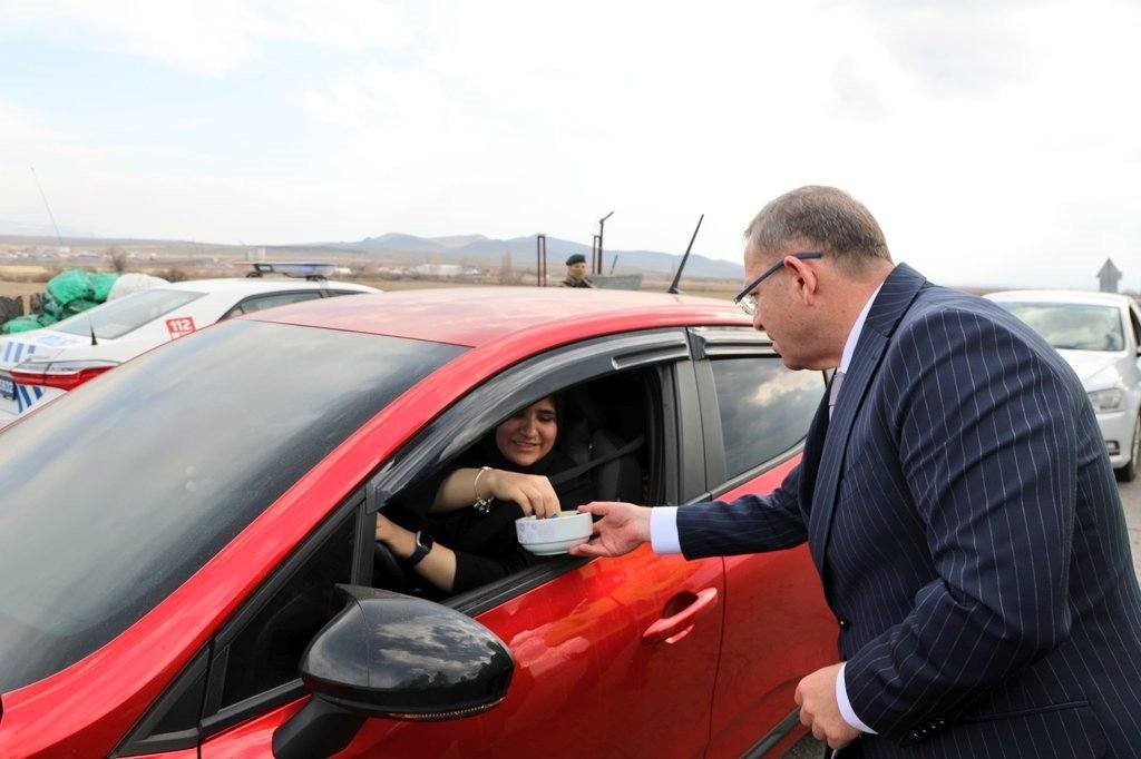 Kars Valisi Polat, vatandaşlara bayram şekeri ikram etti