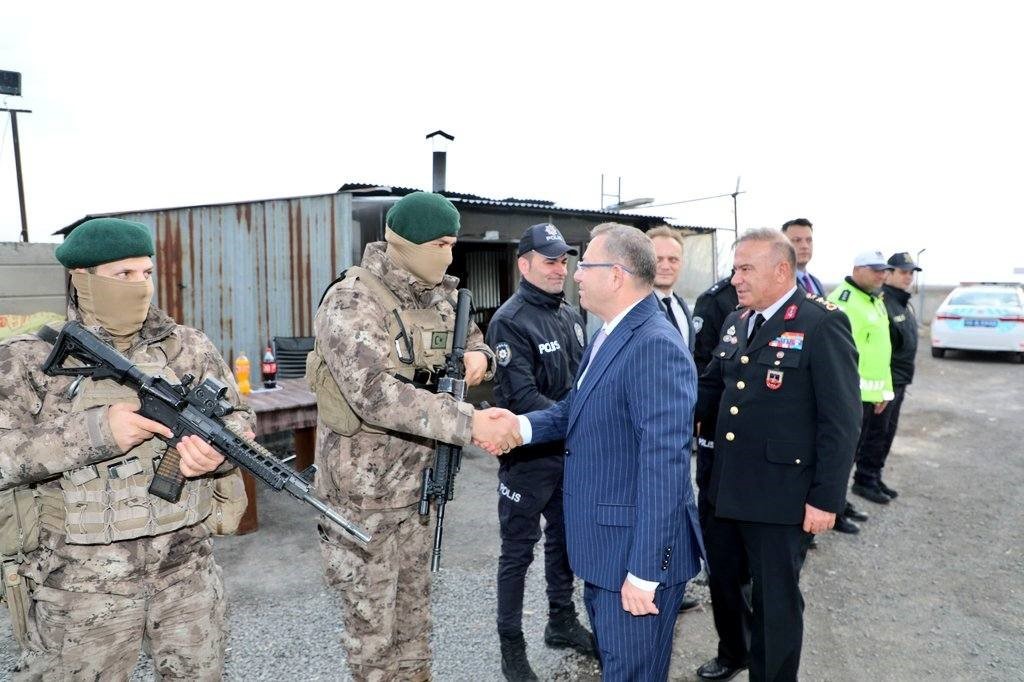 Kars Valisi Polat, vatandaşlara bayram şekeri ikram etti
