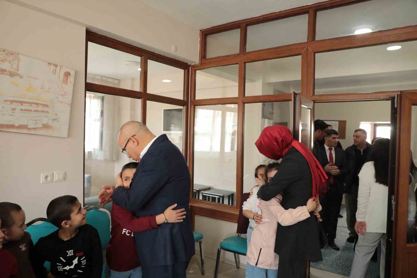 Ağrı Valisi Ko&ccedil; bayram ziyaretlerini ger&ccedil;ekleştirdi
