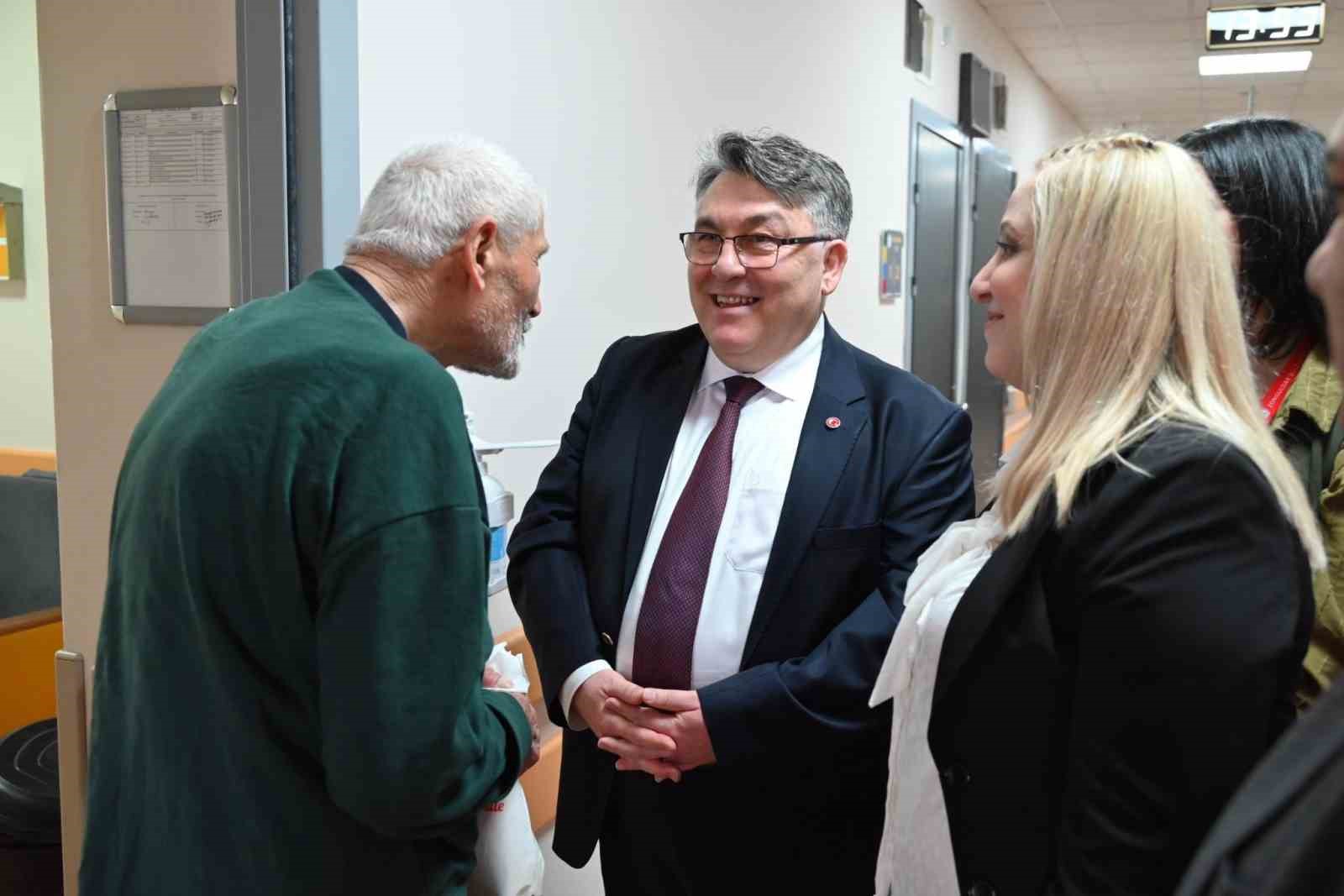 Rekt&ouml;r &Ouml;z&ouml;l&ccedil;er&rsquo;den BEUN Hastanesi&rsquo;ne bayram ziyareti
