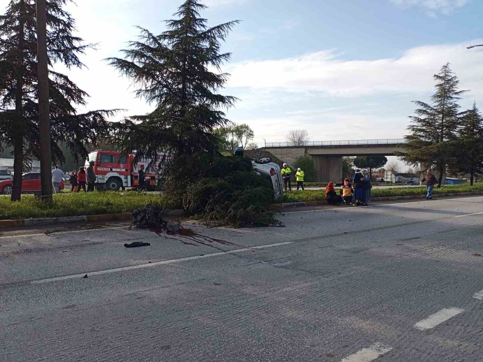 Balıkesir&rsquo;de takla atan ara&ccedil;taki 5 kişi yaralandı
