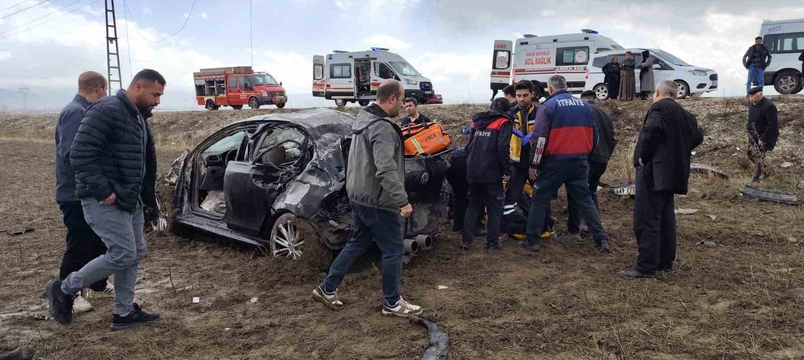 Yüksekova’da otomobil direğe çarptı: 1 ölü, 3 yaralı