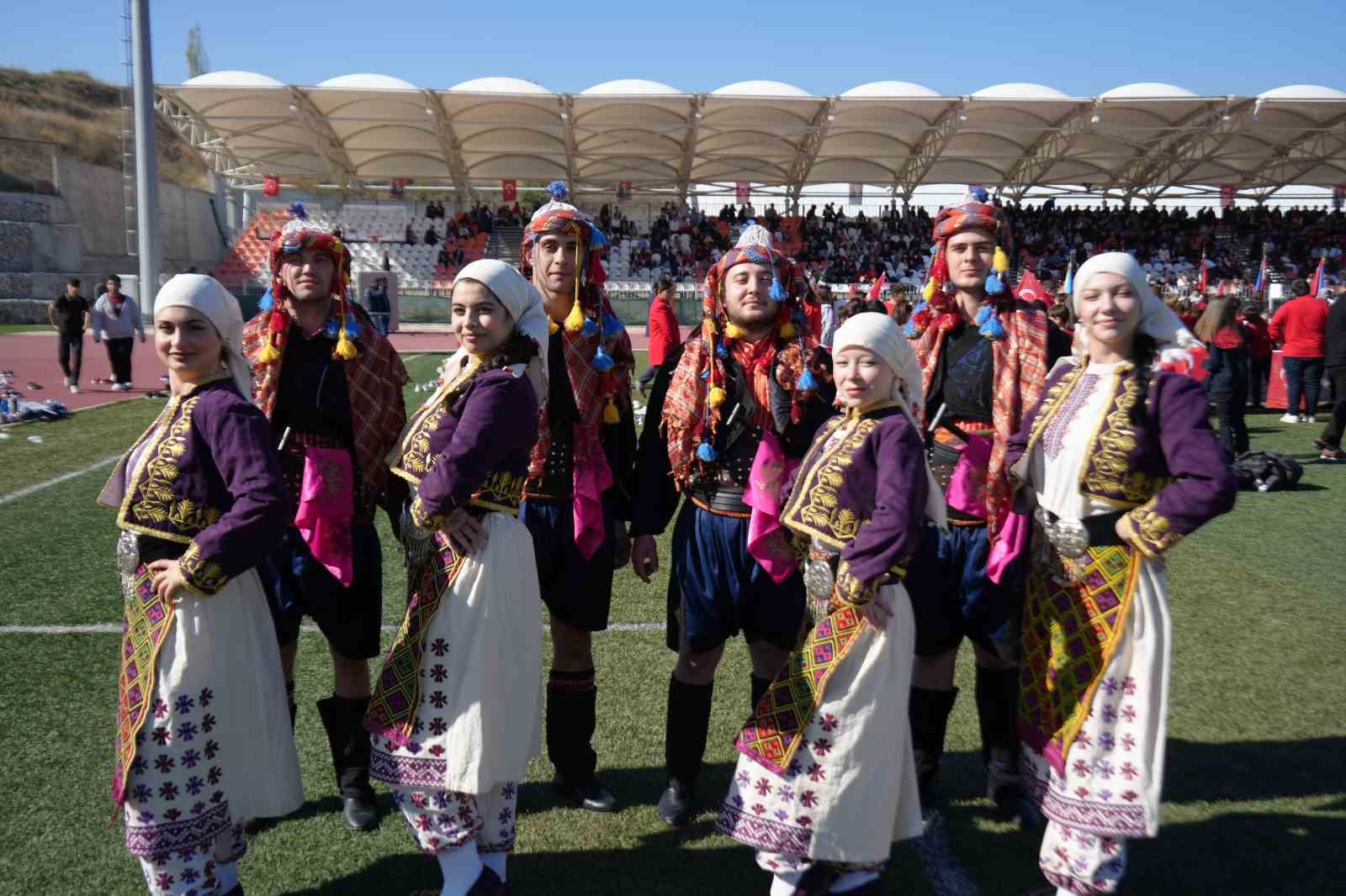 Halk oyunları ekibi Polonya’da düzenlenen yarışmada ikinci oldu