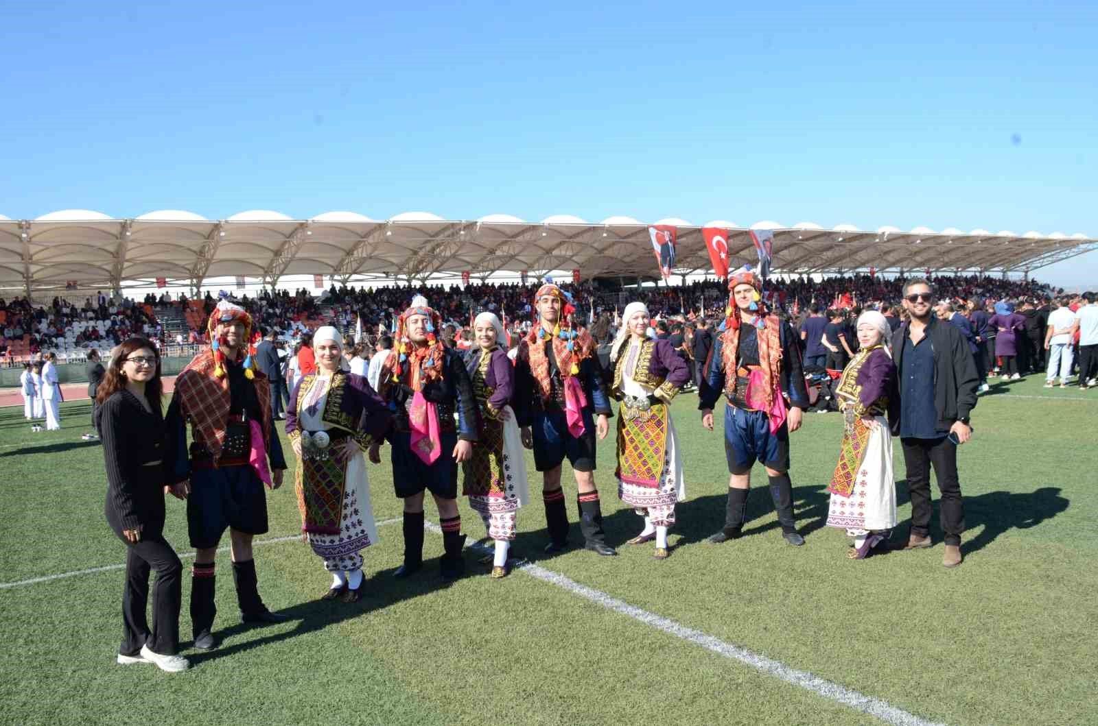 Halk oyunları ekibi Polonya&rsquo;da d&uuml;zenlenen yarışmada ikinci oldu
